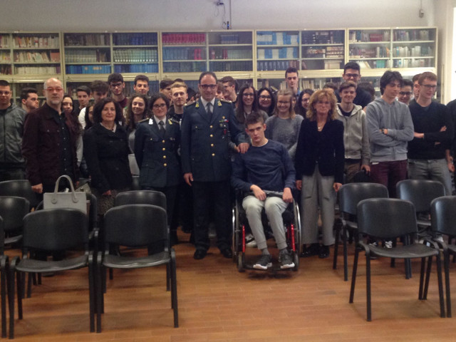 gli studenti delle classi quinte incontrano la Guardia di Finanza gli studenti delle classi quinte incontrano la Guardia di Finanza